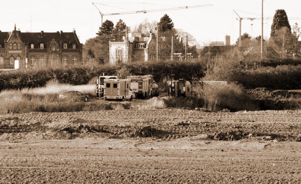 LKW umgestuerzt Kieswerk Harry Kloepferstr Im Feldrain P60.JPG